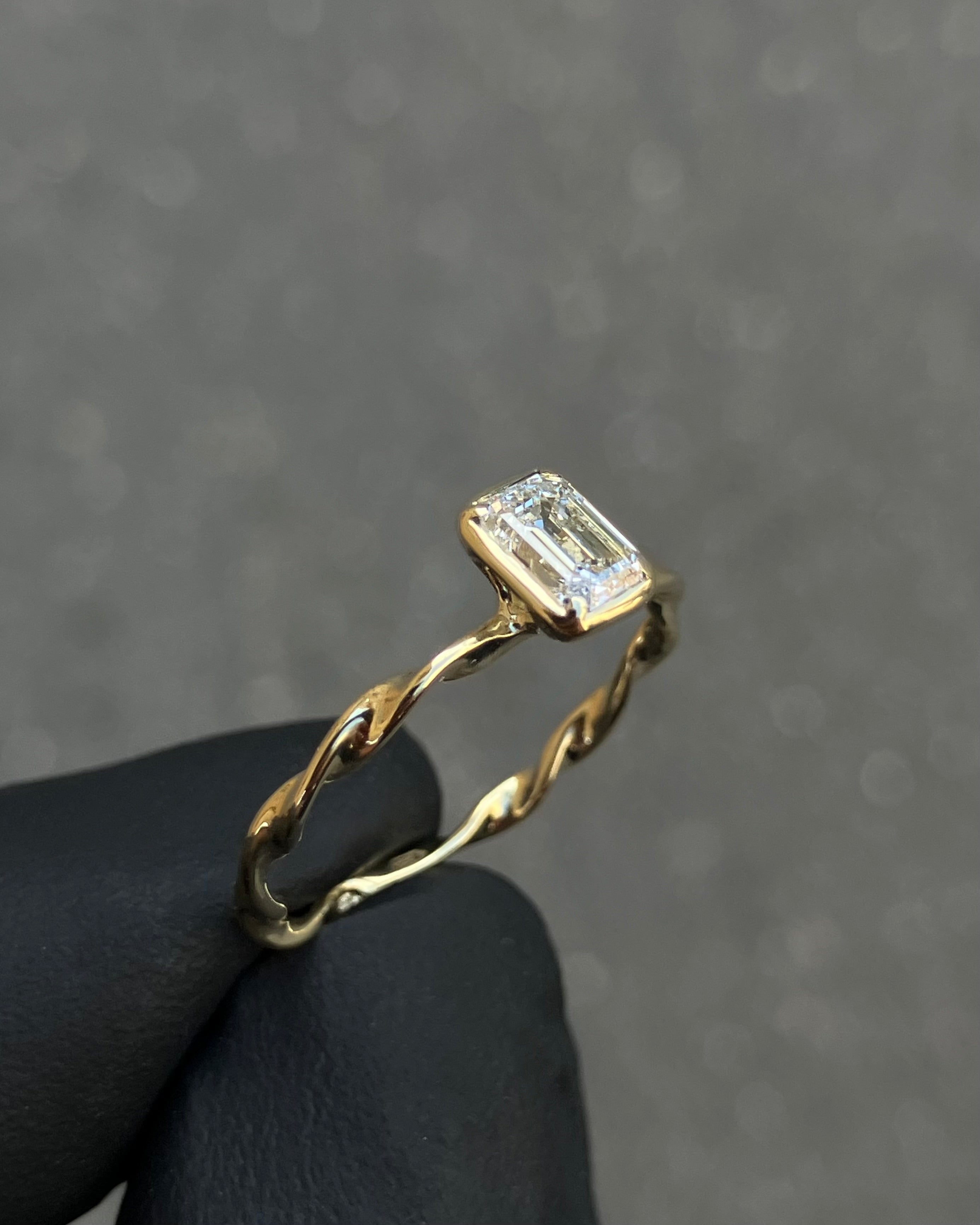 #129 Zásnubní prsten Gumička au585 s labgrown diamantem
