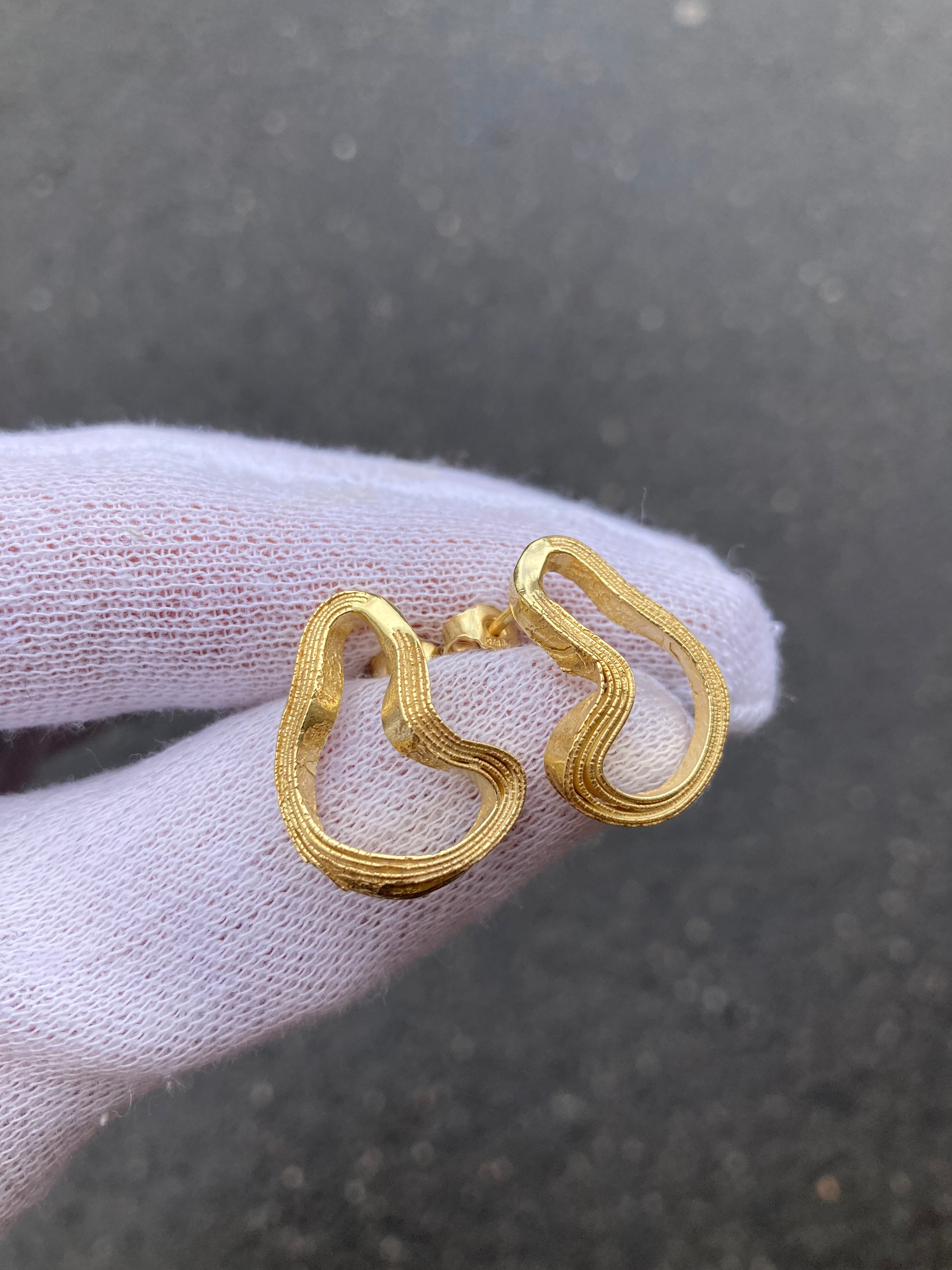 Náušnice Beach Artifacts curved M pozlacené stříbro (925/1000)